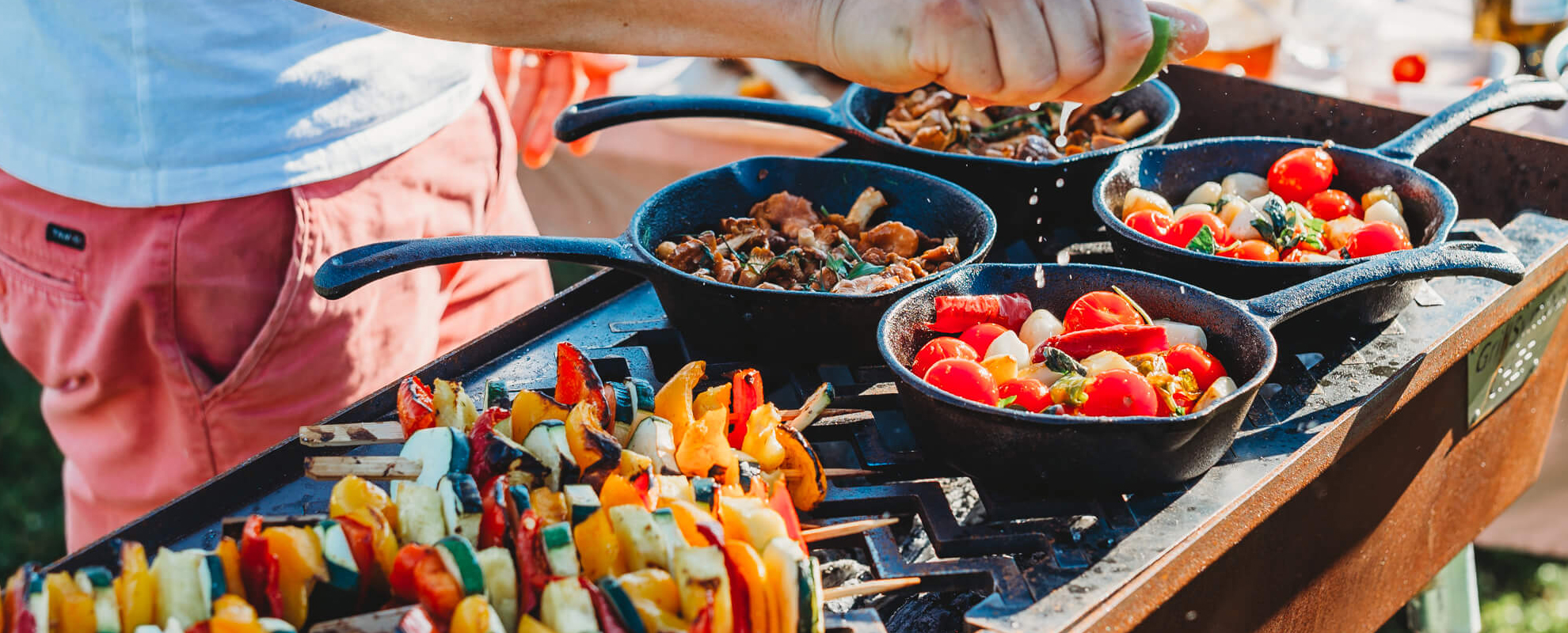 Envie d'un barbecue vraiment savoureux ..?! Laissez faire le Chef et profitez de vos amis ! Réaliser un BBQ à la maison peut devenir très prenant. Le chef s'occupera de votre barbecue en vous préparant des recettes savoureuses avec des cuissons top niveau !